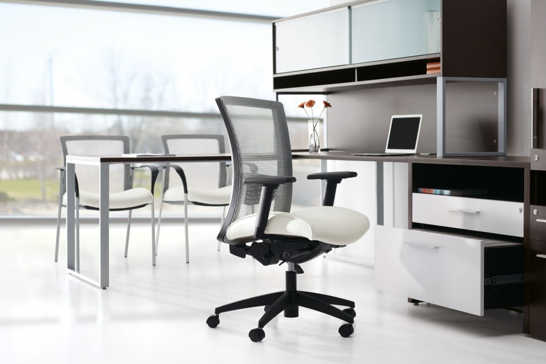 kursi kantor / vion mesh transitional chair series / collaborative office interior